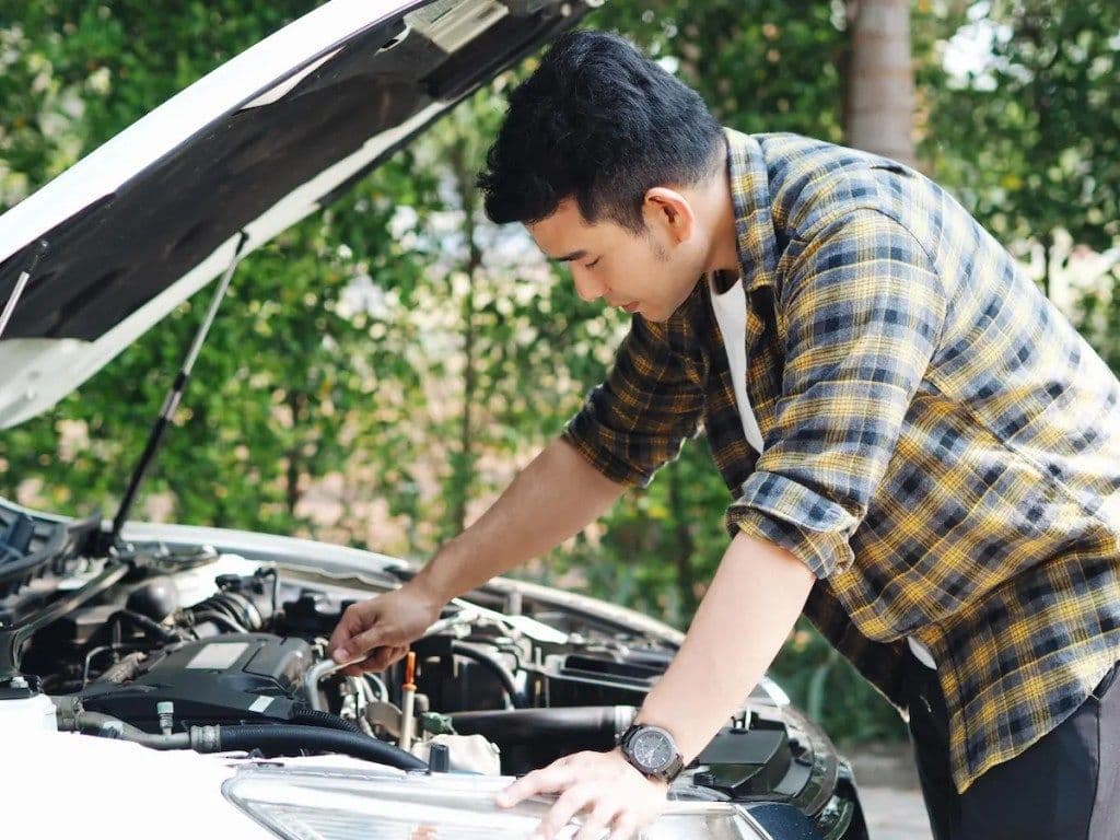 Apakah Bisa Ganti Aki Mobil Sendiri di Rumah? Cek Caranya!