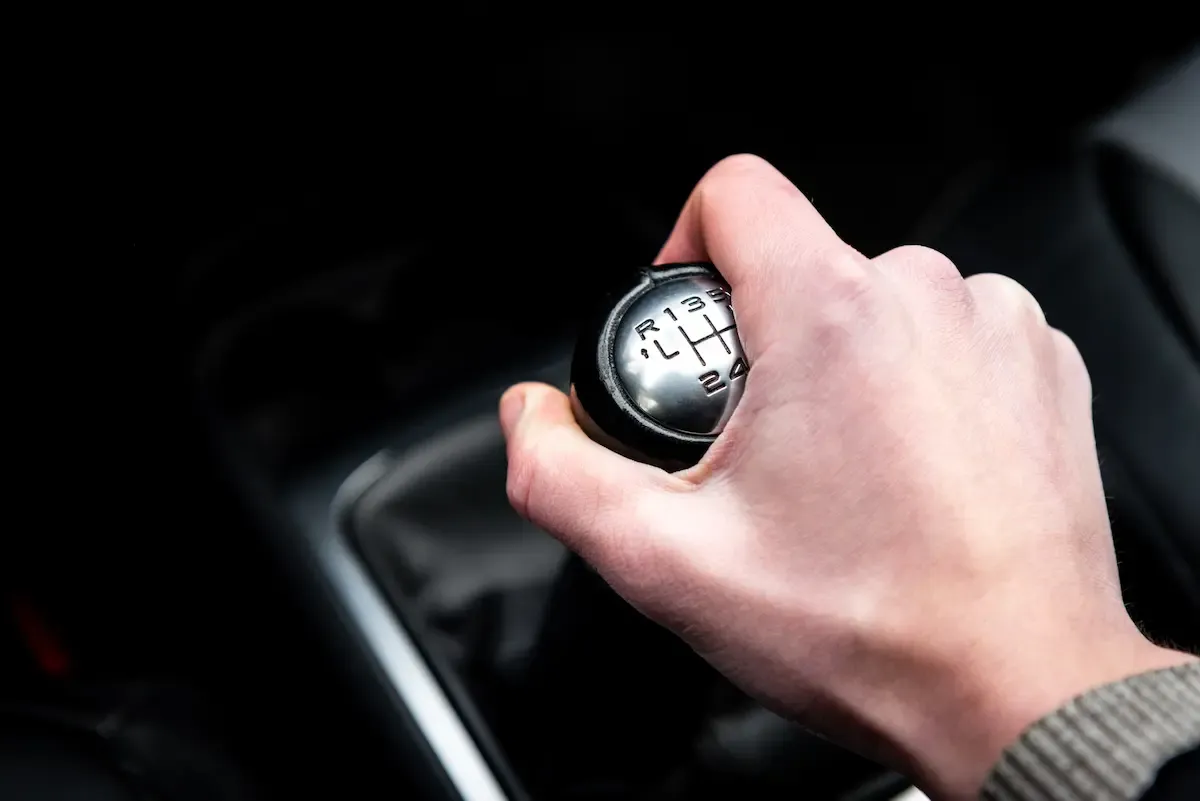Urutan Gigi Mobil Manual & Cara Menggunakannya untuk Pemula